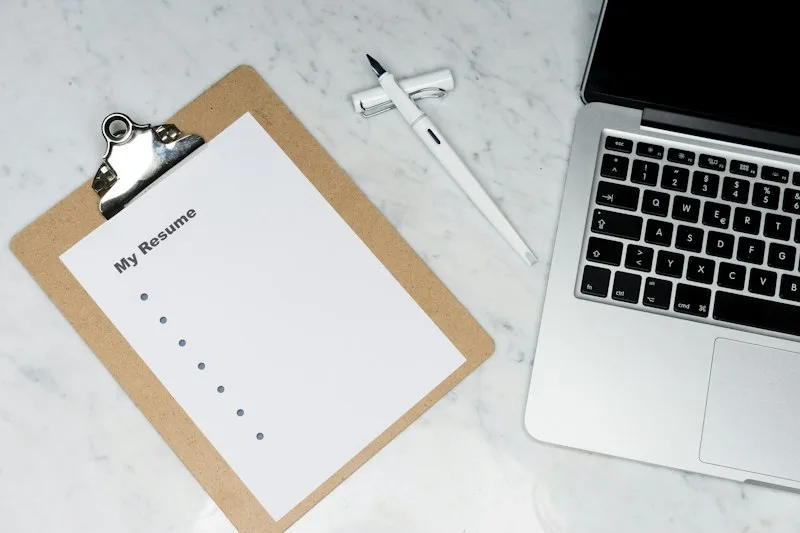 Juristische Präzision bei der Satzung verhindert spätere Beanstandungen durch Registergericht und Finanzamt (Foto: Kelly Sikkema auf Unsplash).