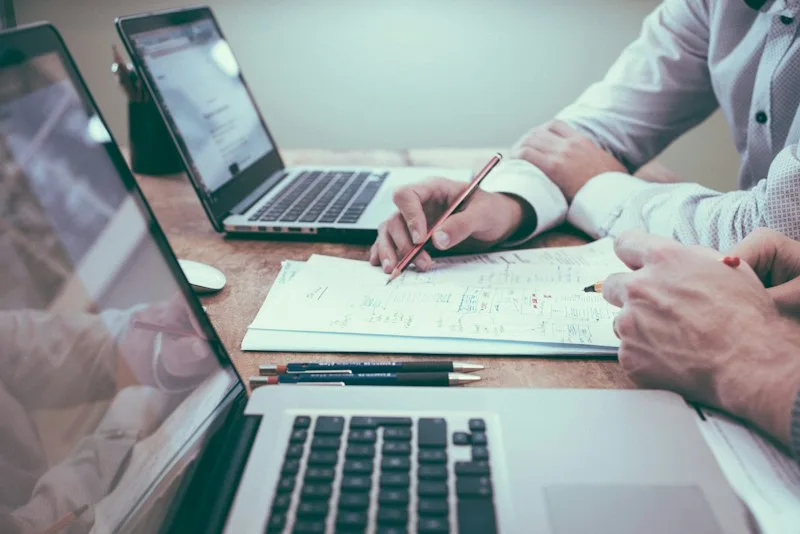 Sorgfältige Prüfung von Verträgen, Versicherungen und Finanzen in den ersten 100 Tagen (Foto: Glenn Carstens-Peters auf Unsplash).